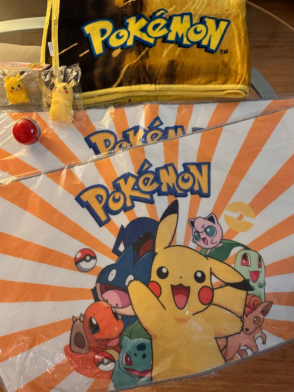 Pokémon Rug 2 pieces & Blanket Yellow Pikachu Design, 2 squizy